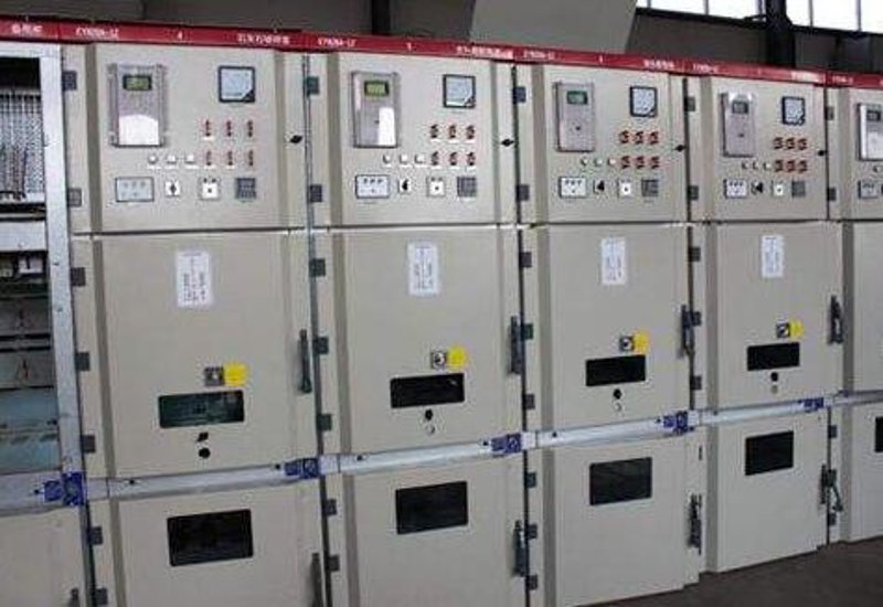 在电气工程领域，真空断路器因其卓越的性能备受青睐。本文将从工具推荐类的角度出发，结合实际案例说明，深入解析不同品牌真空断路器的优劣，帮助读者做出明智选择。